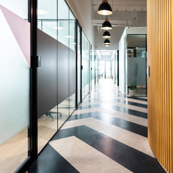 STOCK - moderne Flächen | helle Atmosphäre | repräsentativer Eingangsbereich