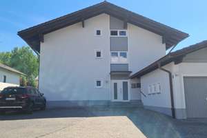 Attraktives Mehrfamilienhaus mit zwei Wohneinheiten und Garagen – Die vollständige Adresse der Immobilie erhältst du vom Anbieter., 94538 Fürstenstein – Vorschaubild 2