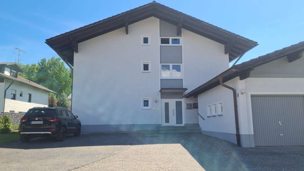 Immobilie in Fürstenstein - Attraktives Mehrfamilienhaus mit zwei Wohneinheiten und Garagen - Bild 1