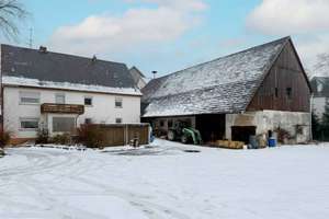 Freistehendes Bauernhaus mit großer Scheune und enormem Entwicklungsspielraum – Die vollständige Adresse der Immobilie erhältst du vom Anbieter., 96472 Rödental – Vorschaubild 1