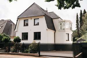 Luxuriöse Altbauvilla trifft modernen Wohnkomfort mit privater Gartenidylle mitten in Hamburg