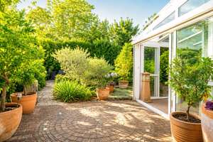 Privates Refugium mit Galerie, Kamin und eingewachsenem Garten