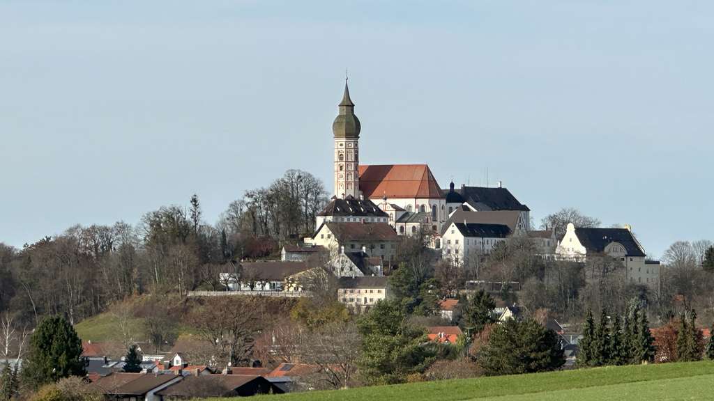 Immobilie in Andechs - Vermietetes Zweifamilienhaus in ruhiger Lage von Andechs-Erling! Eigennutzung oder Kapitalanlage - Bild 0