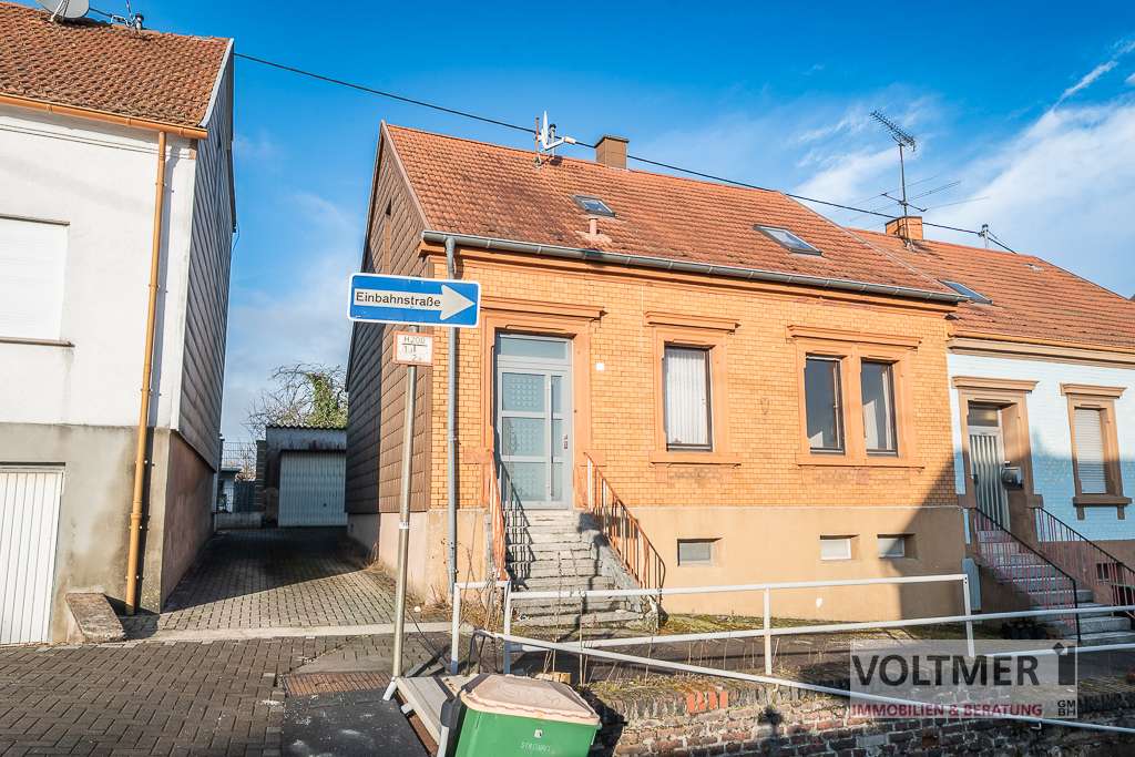 Immobilie in Spiesen-Elversberg - GESTALTUNGSFREIHEIT - sanierungsbedürftiges Einfamilienhaus mit Garage und Garten in Elversberg! - Bild 0