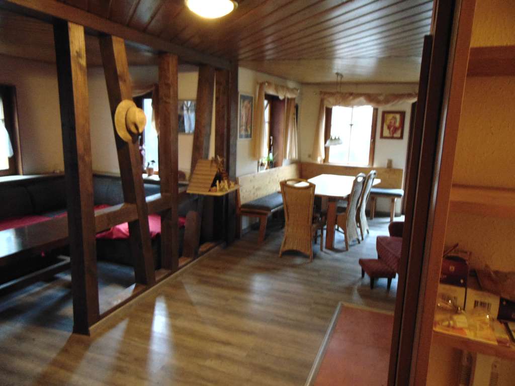 Immobilie in Maulbronn - gepflegtes  Haus mit viel Holz in ruhiger Lage - Bild 2