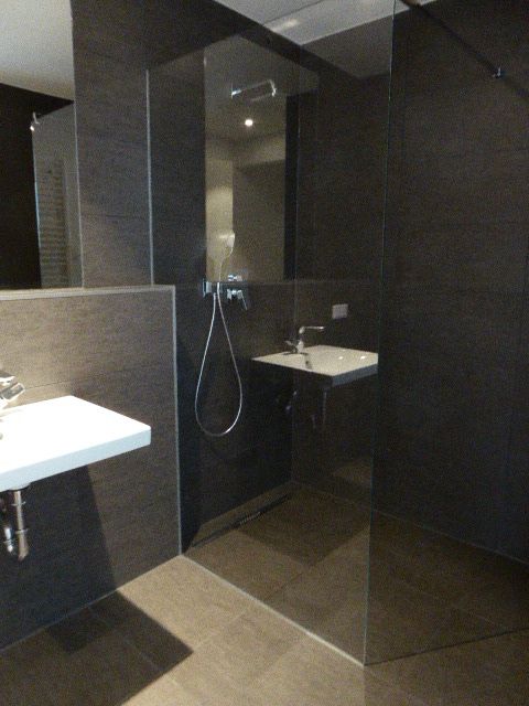 Eden Tower 25 OG. V-E-R-M-I-E-T-E-T... image