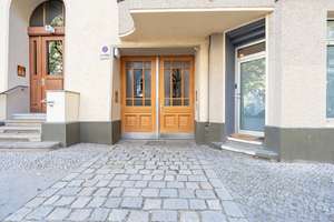 SOFORT BEZUGSFREI! Schöne 2 Zimmer Altbau-Wohnung nur wenige Gehminuten vom KADEWE entfernt. – Die vollständige Adresse der Immobilie erhältst du vom Anbieter., 10787 Schöneberg, Berlin – Vorschaubild 3