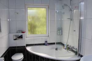 Moderne, gut geschnittene 3-Zimmer-Dachgeschosswohnung mit EBK und eigenem Parkplatz – 40589 Holthausen, Düsseldorf – Vorschaubild 11