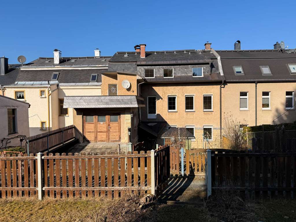 Immobilie in Markneukirchen - Viel Platz und Potenzial: Dreifamilienhaus mit Garten in Markneukirchen - Bild 2