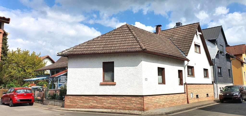 Immobilie in Langenselbold - Von außen klein, innen ein echtes Raumwunder!
Familienhaus mit Herz und Potenzial - Bild 1