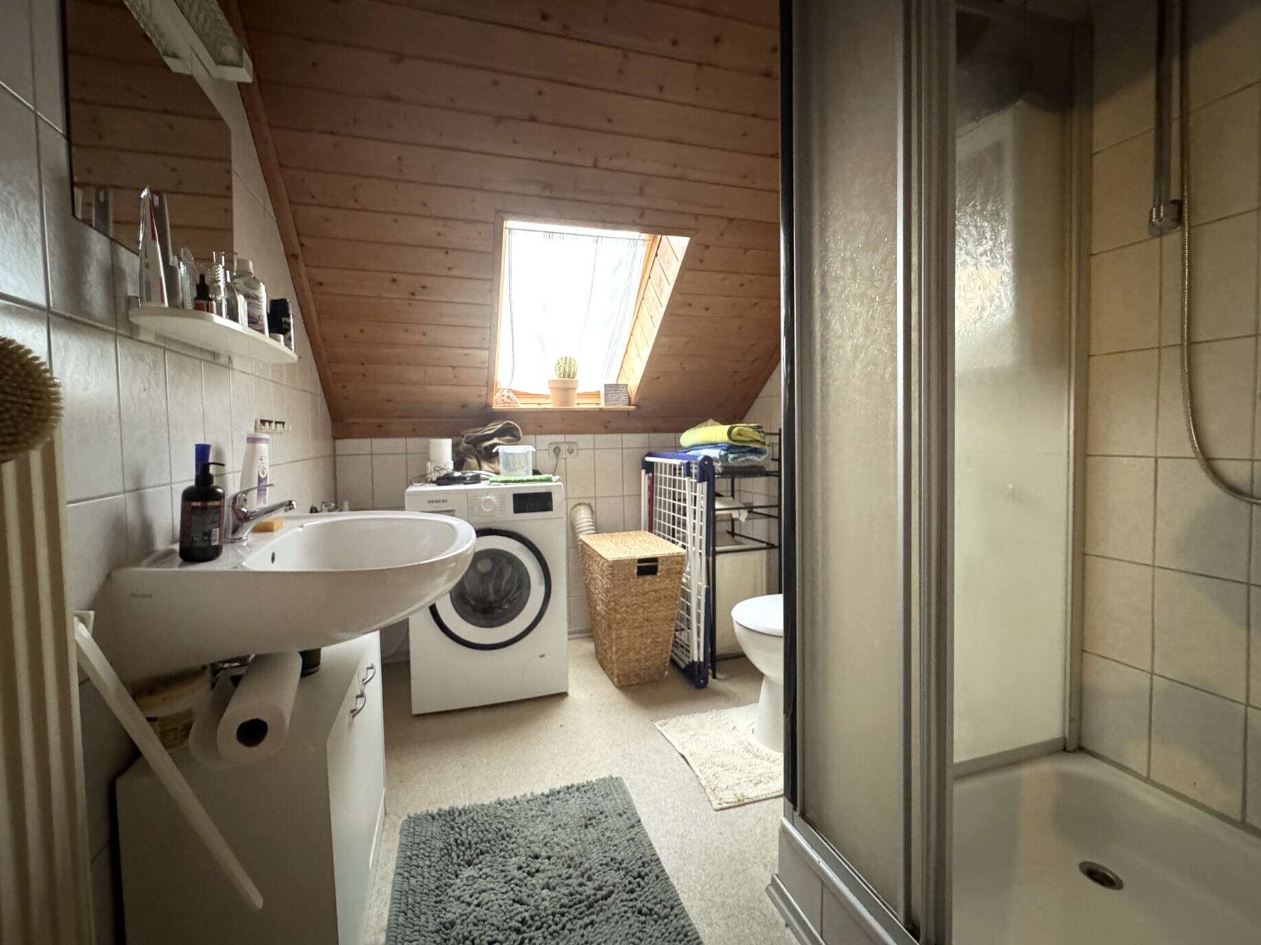 Immobilie in Bayerbach b. Ergoldsbach - Wohnhaus mit Weitblick & Freiraum – vielseitiges Anwesen mit Tierhaltung und zwei Einliegerwohnungen - Bild 1