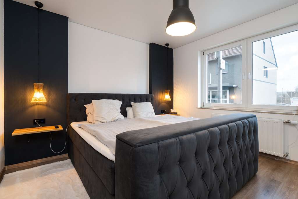 Immobilie in Hüllhorst - Großzügiges renoviertes Ein-/Zweifamilienhaus mit 214 m², Wintergarten & großem Grundstück - Bild 4