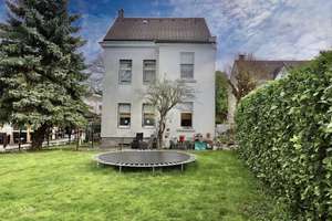 Gepflegtes, freistehendes 2-Familienhaus mit großem Garten und Garage