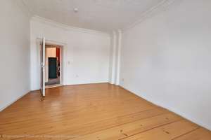 Vermietete 2-Zimmer-Altbau-Wohnung mit Stuck und Süd-Loggia im VH eines Altbaus in Neukölln – Die vollständige Adresse der Immobilie erhältst du vom Anbieter., 12055 Neukölln (Ortsteil), Berlin – Vorschaubild 2