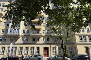 Bezugsfreie 3-Zimmer-Wohnung im Henselmannbau, unweit dem Strausberger Platz ***Lift***Wannenbad*** – Die vollständige Adresse der Immobilie erhältst du vom Anbieter., 10243 Friedrichshain, Berlin – Vorschaubild 1