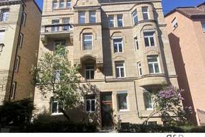 *** Renovierungsbedürftige 3 Zi. Altbauwohnung mit  PKW-Stellplatz ***