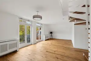 Stilvolle Maisonette-Wohnung in Nienstedten – Modernisiert, lichtdurchflutet & mit Doppelbalkon! – Hamburg – Vorschaubild 2