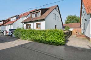 Modernisiertes Einfamilienhaus mit großzügigem Garten und zwei Garagenstellplätzen