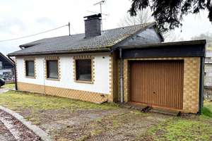🏡 Einfamilienhaus mit Einliegeroption & traumhafter Aussicht - großes Potenzial in ruhiger Lage. – Am Hetzelberg 3, 66909 Langenbach – Vorschaubild 1