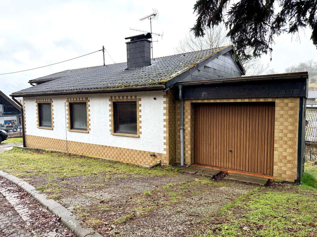 Immobilie in Langenbach - 🏡 Einfamilienhaus mit Einliegeroption & traumhafter Aussicht - großes Potenzial in ruhiger Lage. - Bild 0
