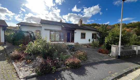 Bild von Großzügiges Einfamilienhaus mit zwei Doppelgaragen und einem großen Garten mit Obstbäumen