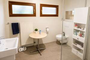 Großzügiges Familienhaus mit Traumgarten, PV-Anlage und Fernblick in Schönberg – Die vollständige Adresse der Immobilie erhältst du vom Anbieter., 94513 Schönberg – Vorschaubild 5