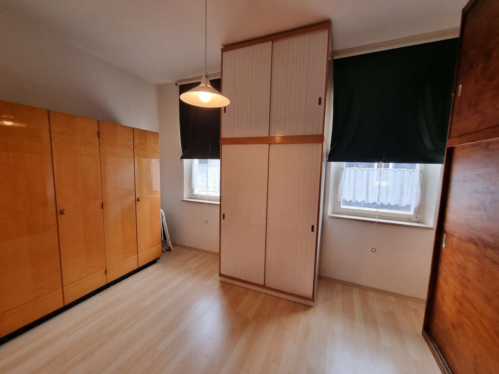 Immobilie in Untermerzbach - Großzügiges Wohnhaus mit Gewerbeeinheit, Garagen und kleinem Garten in zentraler Lage von Untermer - Bild 1