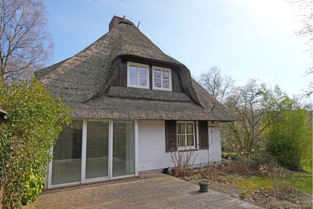 Immobilie in Bendestorf - Repräsentatives Familienhaus unter Reet auf großem, schönen Grundstück - Bild 2