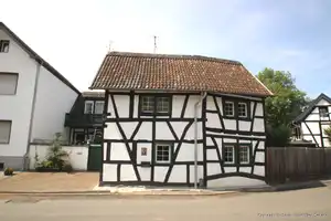 Wohnen im historischen Flair – Modernisiertes Fachwerkhaus mit L-förmiger Winkelhofanlage – Rhein-Sieg-Kreis – Vorschaubild 2