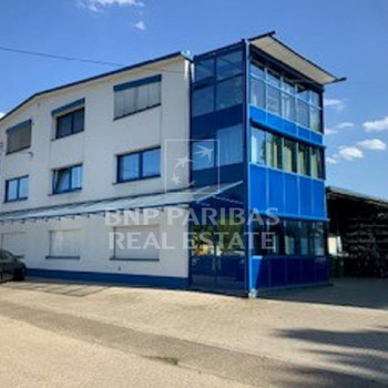 Attraktive Gewerbeimmobilie mit großzügigem Wohnhaus – Perfekt für Leben und Arbeiten an einem St...