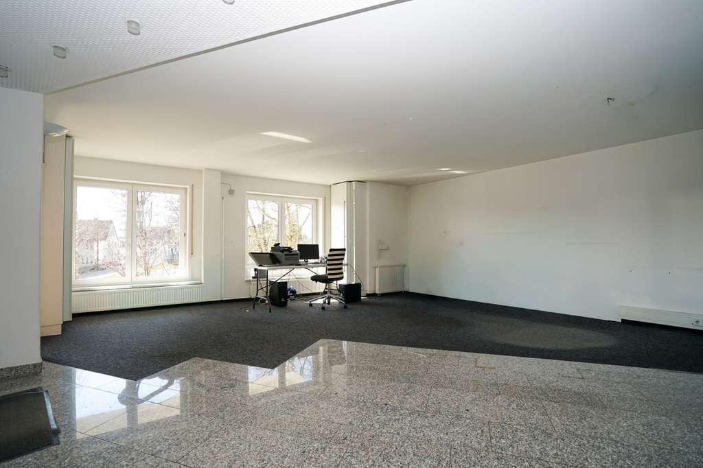 Immobilie in Langenau - Viel Platz für Ihre Wohnidee – ca. 125 m² mit Wohnpotenzial, Doppelgarage + Stellplatz - Bild 2