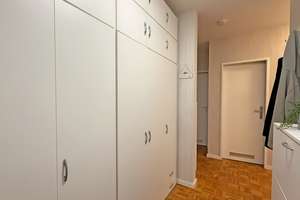 Großzügige 4-Zimmer-Wohnung mit Loggia, modernisiertem Duschbad und Tiefgaragenstellplatz – Wentzel  – Die vollständige Adresse der Immobilie erhältst du vom Anbieter., 22926 Ahrensburg – Vorschaubild 2
