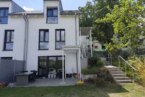 Neuwertige Doppelhaushälfte mit großem Garten in Mainz Weisenau