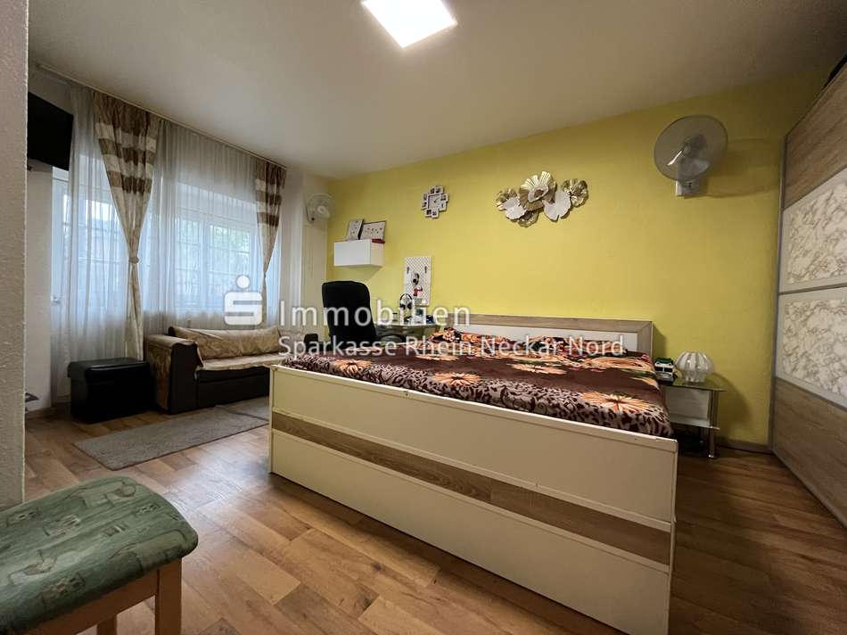Schlafzimmer mit großer Fenst