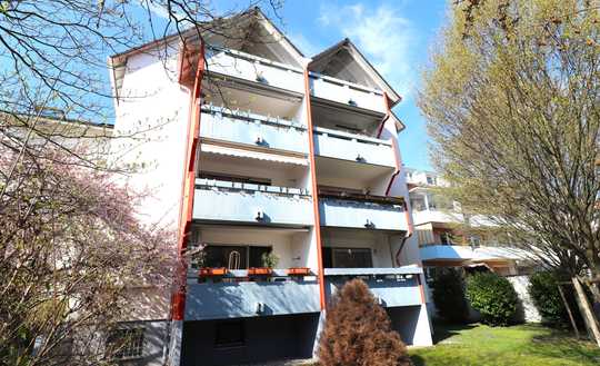 Sie haben die Wahl – Kapitalanlage oder Eigennutzung - Gepflegte 2,5-ZKB-DG ETW mit Loggia & Garage