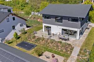 Baujahr 2022! Luxuriöses und energieeffizientes Einfamilienhaus mit traumhafter Aussicht – Die vollständige Adresse der Immobilie erhältst du vom Anbieter., 96135 Stegaurach – Vorschaubild 16