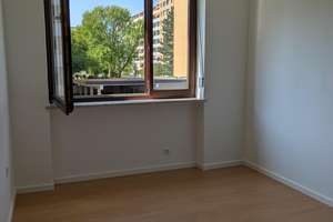Renovierte 2-Zimmer-Wohnung mit Balkon in Neuhausen – Maria-Luiko-Str. -, 80636 Alte Kaserne, München – Vorschaubild 3