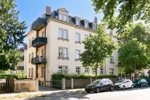 Sofort bezugsbereite Altbauwohnung mit eigenem Garten, Terrasse und Fernwärme 