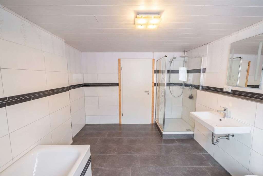 Immobilie in Dalheim - Zwei Häuser auf einem Grundstück – ideal für Mehrgenerationen, Vermietung oder Wohnen & Arbeiten - Bild 2