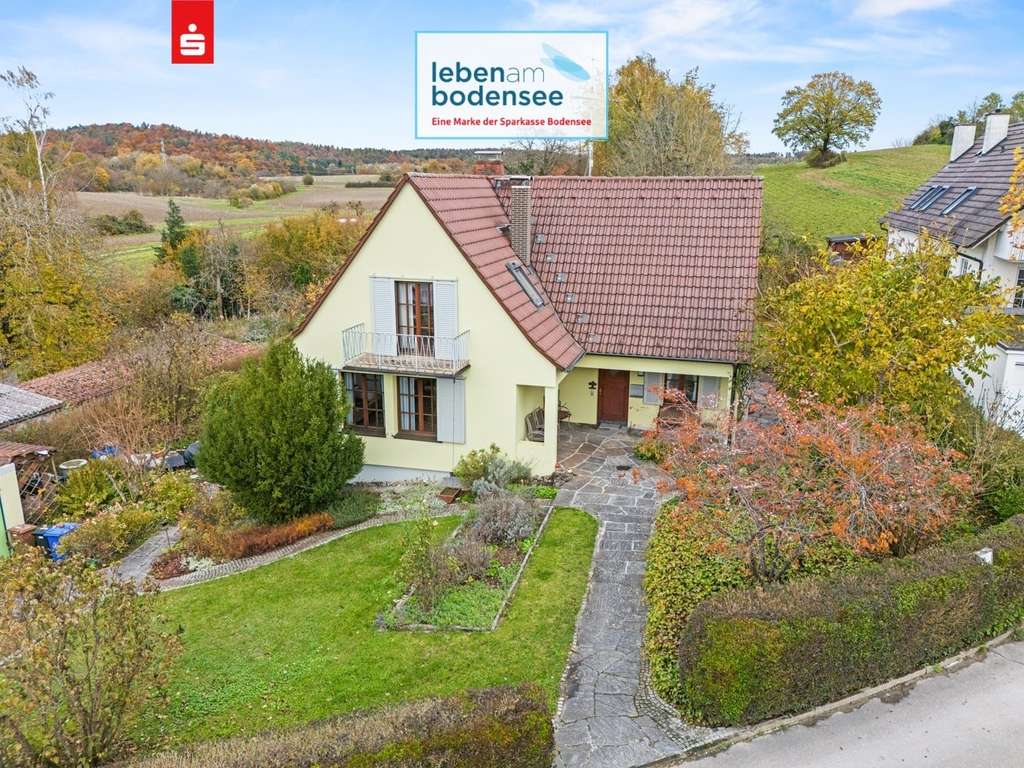 Freistehendes Einfamilienhaus im Grünen mit großem Garten 