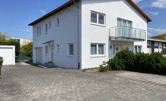 Einfamilienhaus mit großer Wohnung im OG, Gewerbehalle und Büro: 