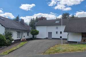 Außergewöhnliches Anwesen mit Einliegerwohnung und 2 DO-Garagen in Top-Lage von Burbach-Holzhausen – Siegen-Wittgenstein (Kreis) – Vorschaubild 2