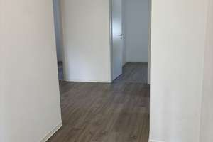 Wohnen mit Charakter: Modernisierte, lichtdurchflutete Vier-Zimmer-Wohnung in Altdorf – Jusistraße 4, 72655 Altdorf – Vorschaubild 4