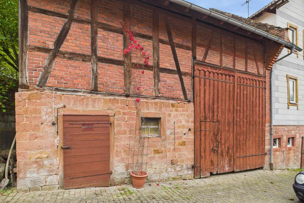 Immobilie in Biebergemünd - Charmantes ökologisches Fachwerkhaus mit Scheune und modernem Hydro-Kamin-System - Bild 1
