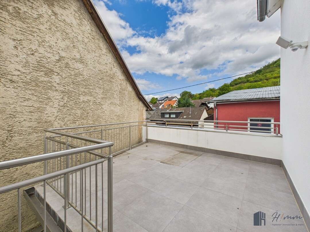 Immobilie in Rheinbrohl - Modernisiertes Reihenhaus in Rheinbrohl – Wohnen mit Rheinblick und Familienkomfort! - Bild 2