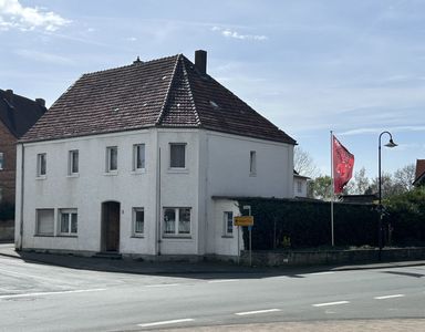 Zentral im Ortskern: Wohn- & Geschäftshaus mit Saal, großem Grundstück & Entwicklungspotential