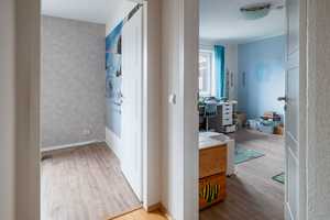 Ebenerdiges Wohnen im Grünen: Dieser Bungalow bietet Platz und viele Gestaltungsmöglichkeiten. – Nordfriesland (Kreis) – Vorschaubild 43