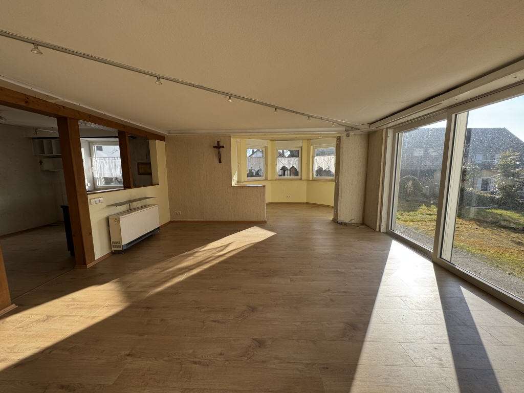 Immobilie in Sinzheim - Großzügiges, gemütliches Zweifamilienhaus mit 3 Garagen und großzügigem Gartengrundstück - Bild 0