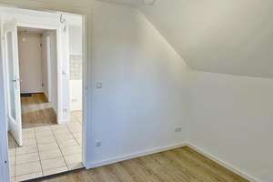 Helle 3-Zimmer-Dachgeschosswohnung in München-Allach mit Stellplatz und eigenem Gartenanteil – Franz-Töpsl-Weg 15, 80999 Untermenzing, München – Vorschaubild 4