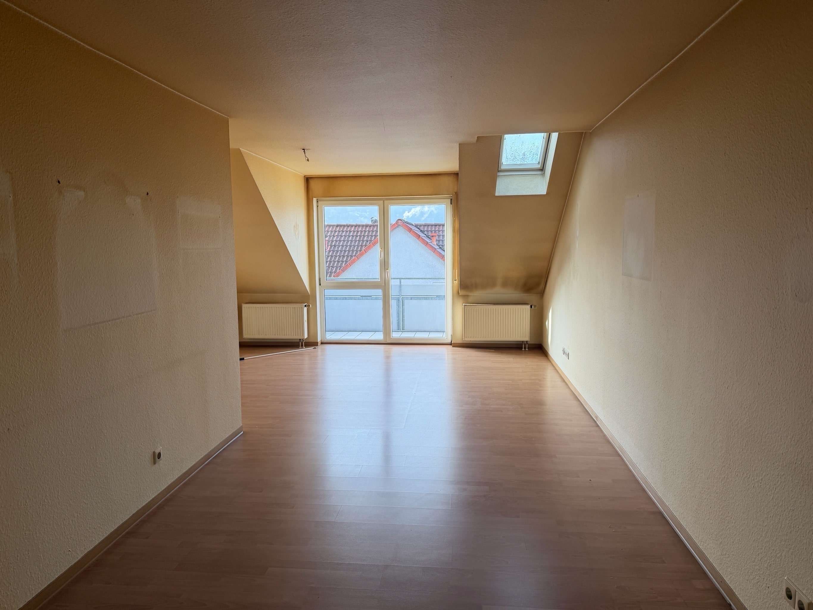 Energetisch hochwertige DG-Wohnung zentral in Grunbach mit viel Nutzfläche und TG-Stellplatz, Rems Murr Kreis – Bild 2